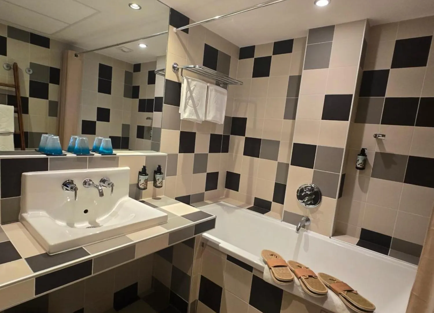 איבואר Hotel La Riviera Victoria